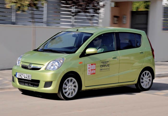 To Daihatsu Cuore καλύτερο στο χώρο για τα γόνατα.